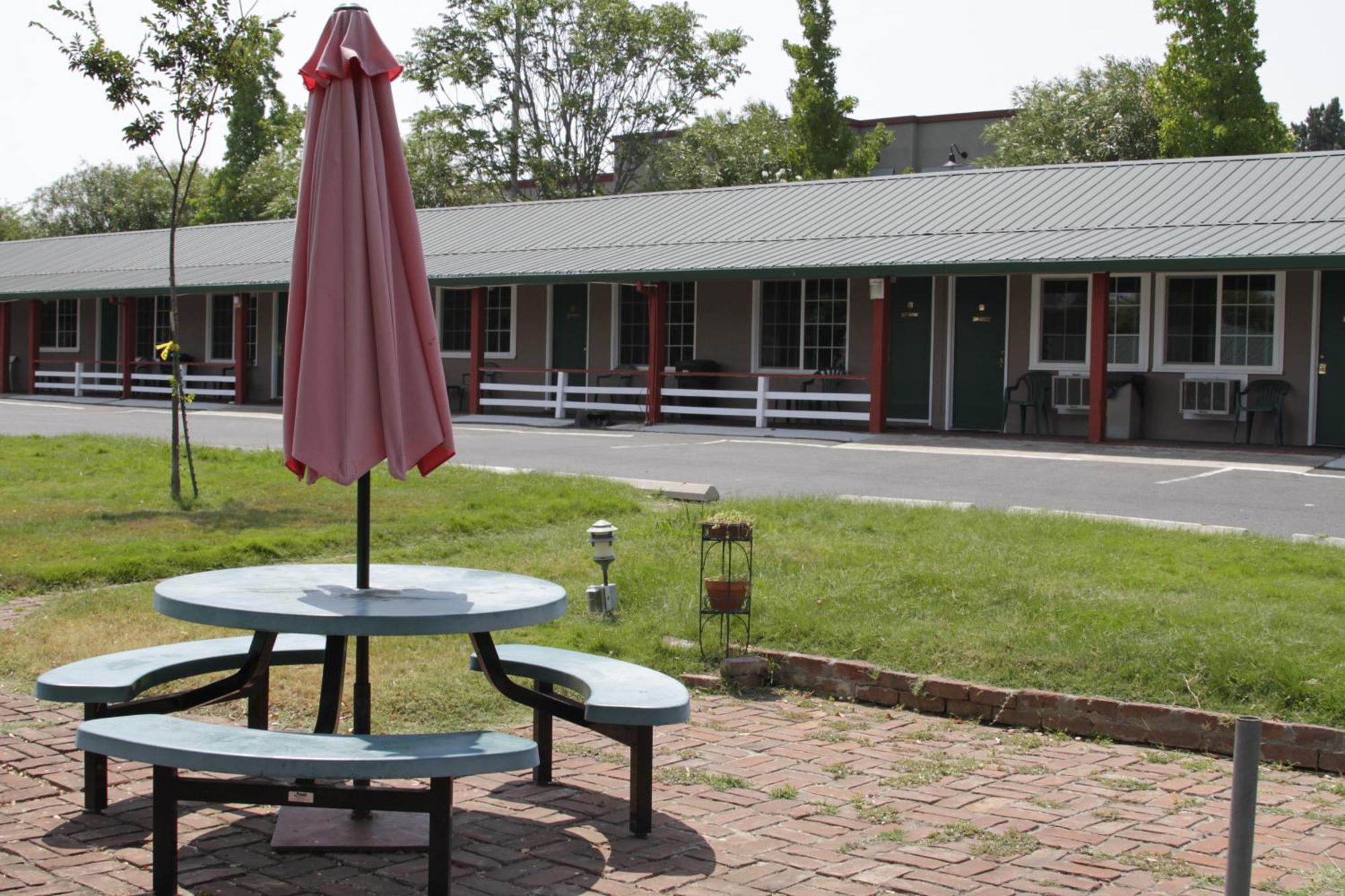 Jumping Frog Motel 2*